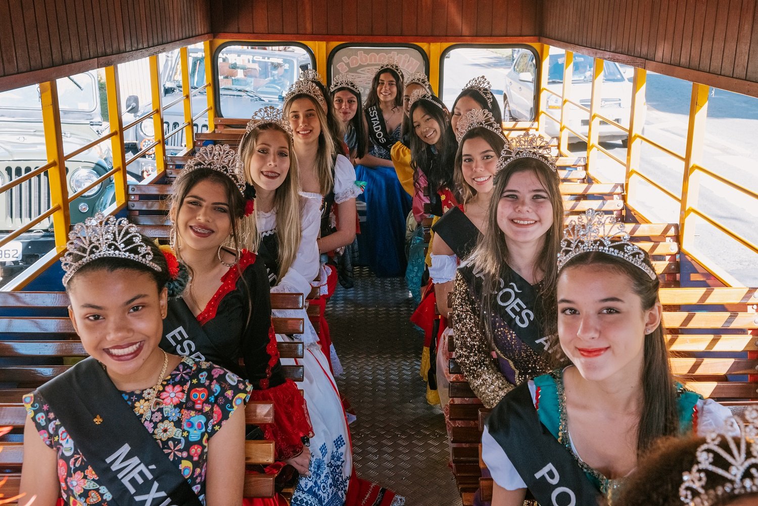 Rainhas desfilaram pela cidade para divulgar a 37ª Festa das Nações